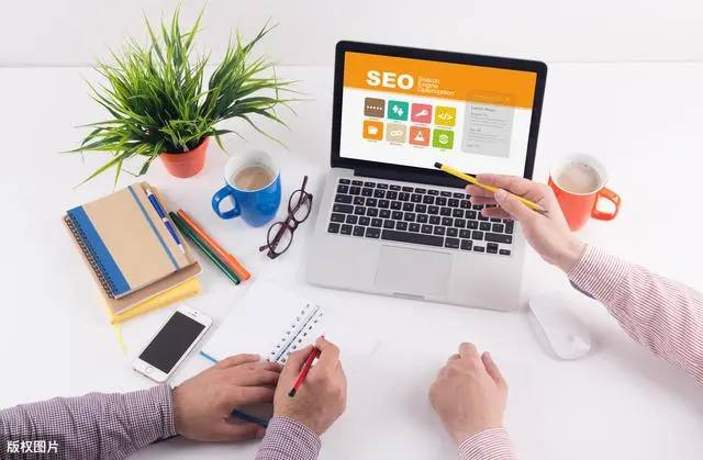 男子买单不付钱趁机摸店员脸